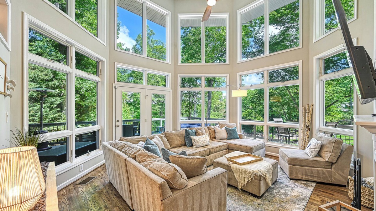 Livingston House | Pigeon Cove Hideaway: Gorgeous Lakefront Retreat
