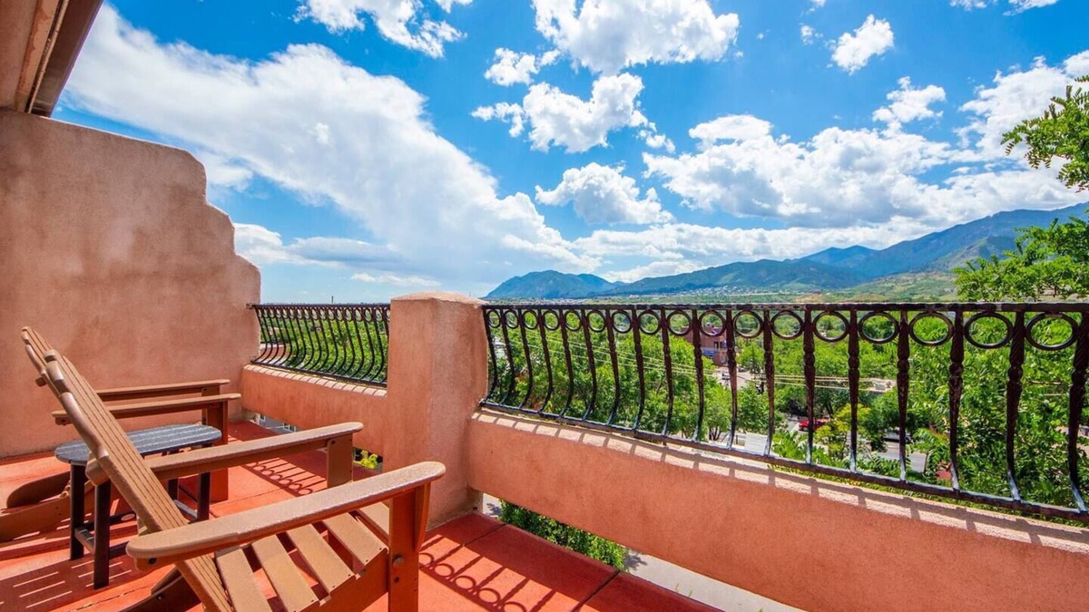 Colorado Springs House | Pike's Peak Villa ~Old Downtown Shopping ~ Views~ Perfect Location