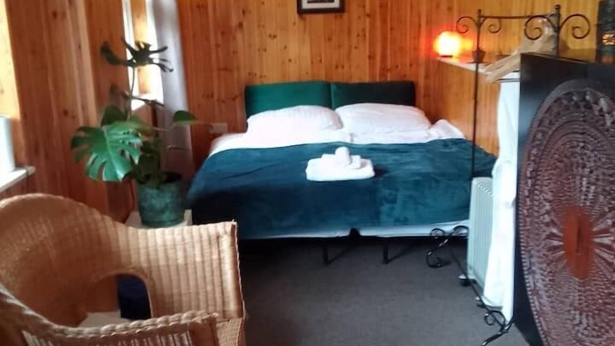Glastonbury Cabin | Pilgrims of the Goddess - Chalet