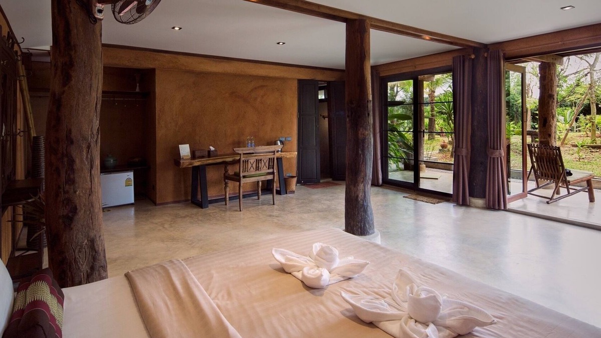 Nang Lae Villa | Pillar room in traditional wooden house