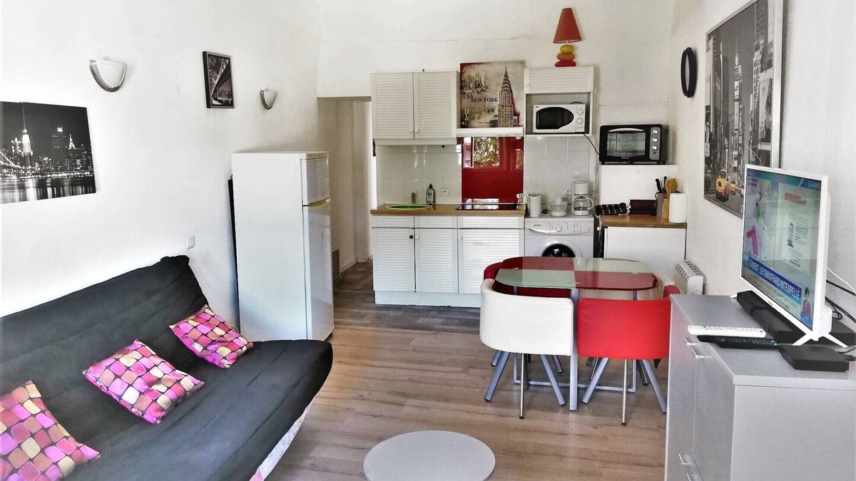 Pezenas Apartment | Pillement 3-(43m2)-Single storey-Balcony-Optional garage-Heart of town-Beaches 21km.