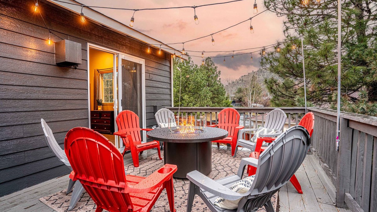 Larkspur House | Pilot Butte Retreat | Hot Tub, Pool Table, Fam Fun
