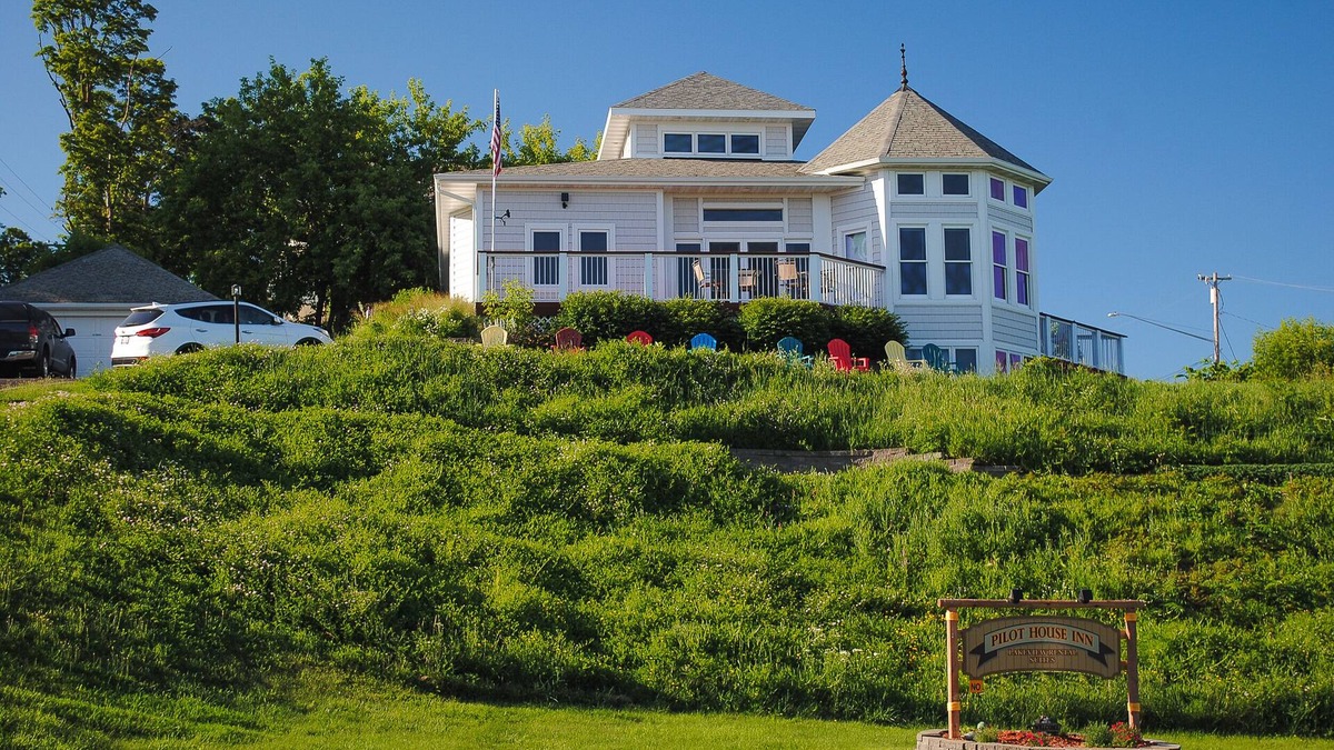 Bayfield Bed & Breakfast | Pilot House B & B Bayfield "Crew's Quarters" Sleeps 2, private bath with shower.