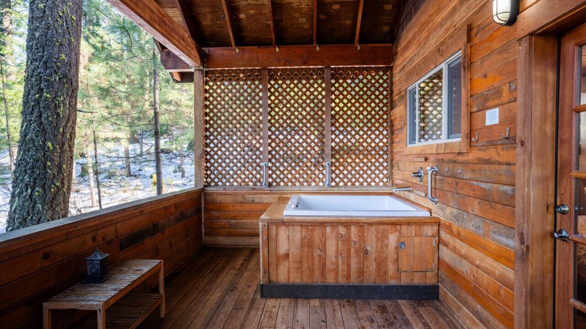 Ashland Cabin | Pilot Rock Cabin w/Jacuzzi and Wood Stove at Green Springs Inn