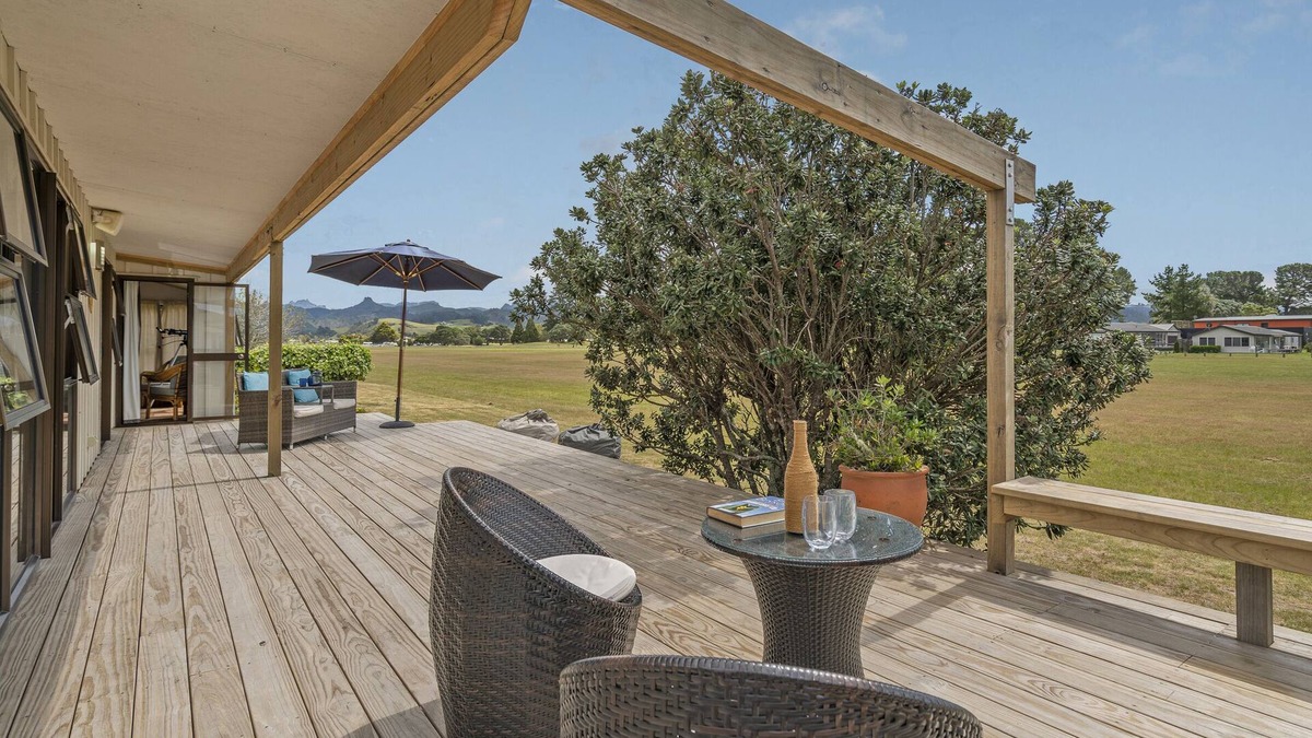Pauanui Cottage | Pilots Rest - Pauanui Airfield Holiday Home