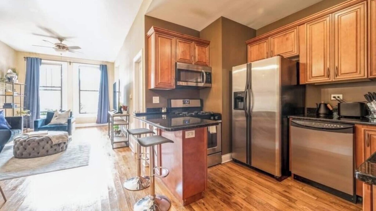 Lower West Side Apartment | Pilsen Paradise l 3 miles to DT