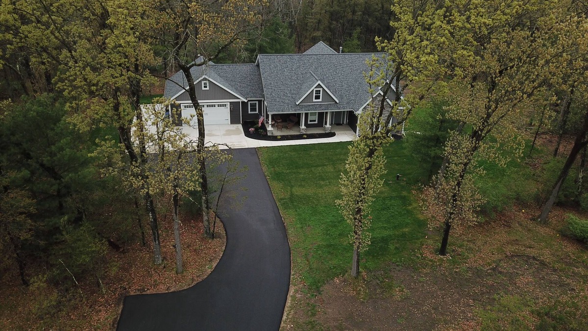 Wisconsin Dells House | Pine Acres- 6-bedroom, 4-bathroom home on 5 acres in rural Wisconsin Dells