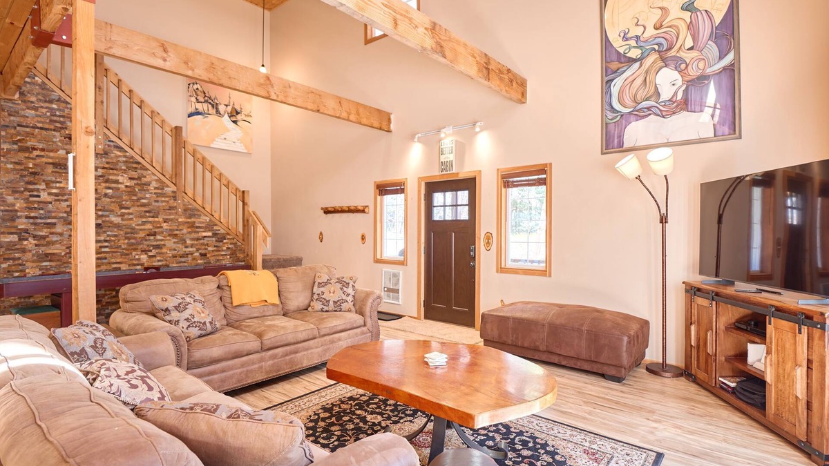 Leavenworth House | Pine Breeze Lodge -Shuffle Board, a Hot Tub and a Quiet Setting!