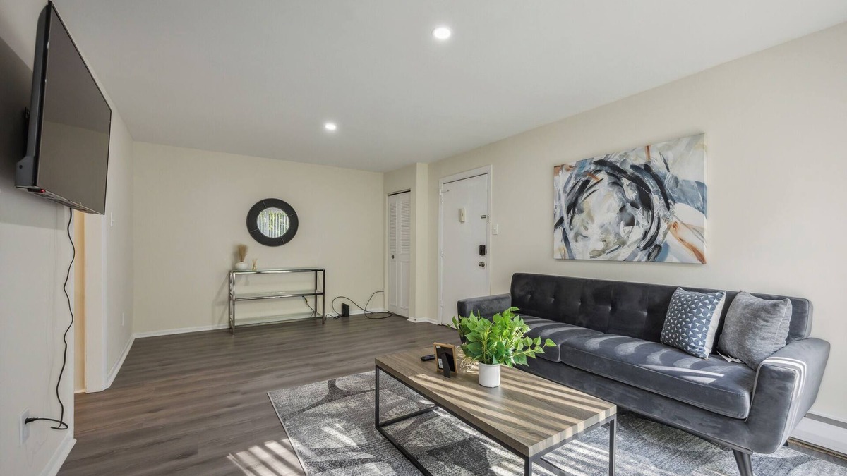 Newark Apartment | Pine Brook 410 I Pool Gym I Free Parking !