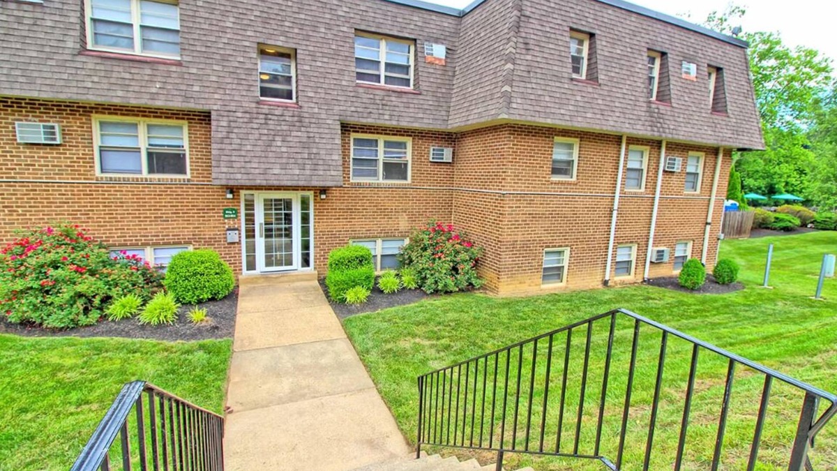 Newark Apartment | Pine Brook 618 I Cozy & Roomy I Gym & Pool
