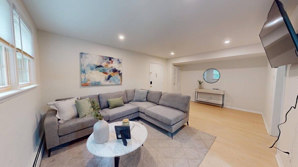 Newark Apartment | Pine Brook Apartments: Luxurious living in a stunning wooded setting