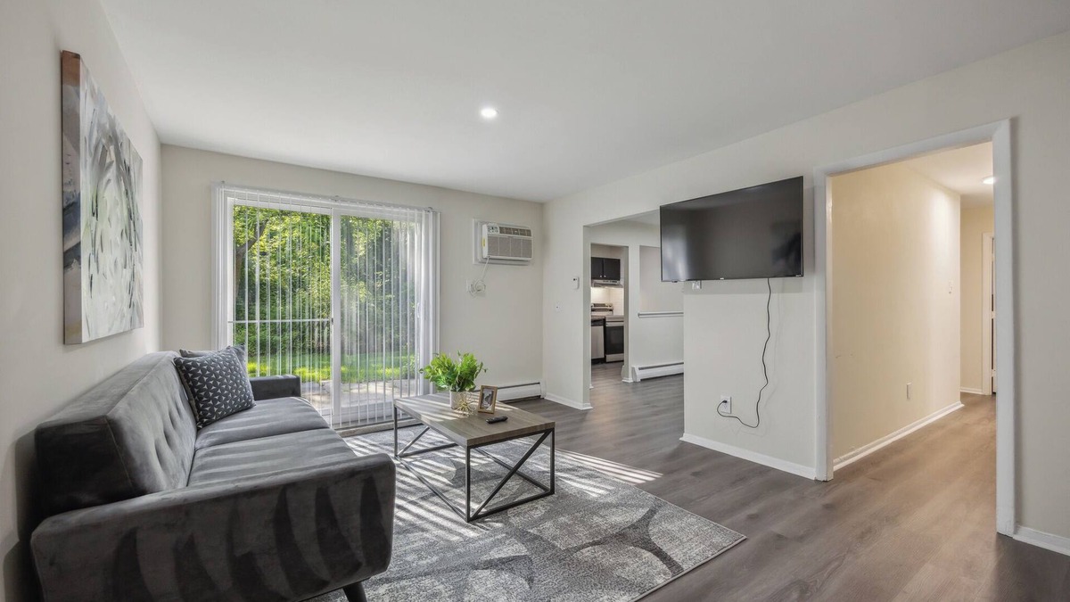 Newark Apartment | Pine Brook Apartments: Luxurious living in a stunning wooded setting