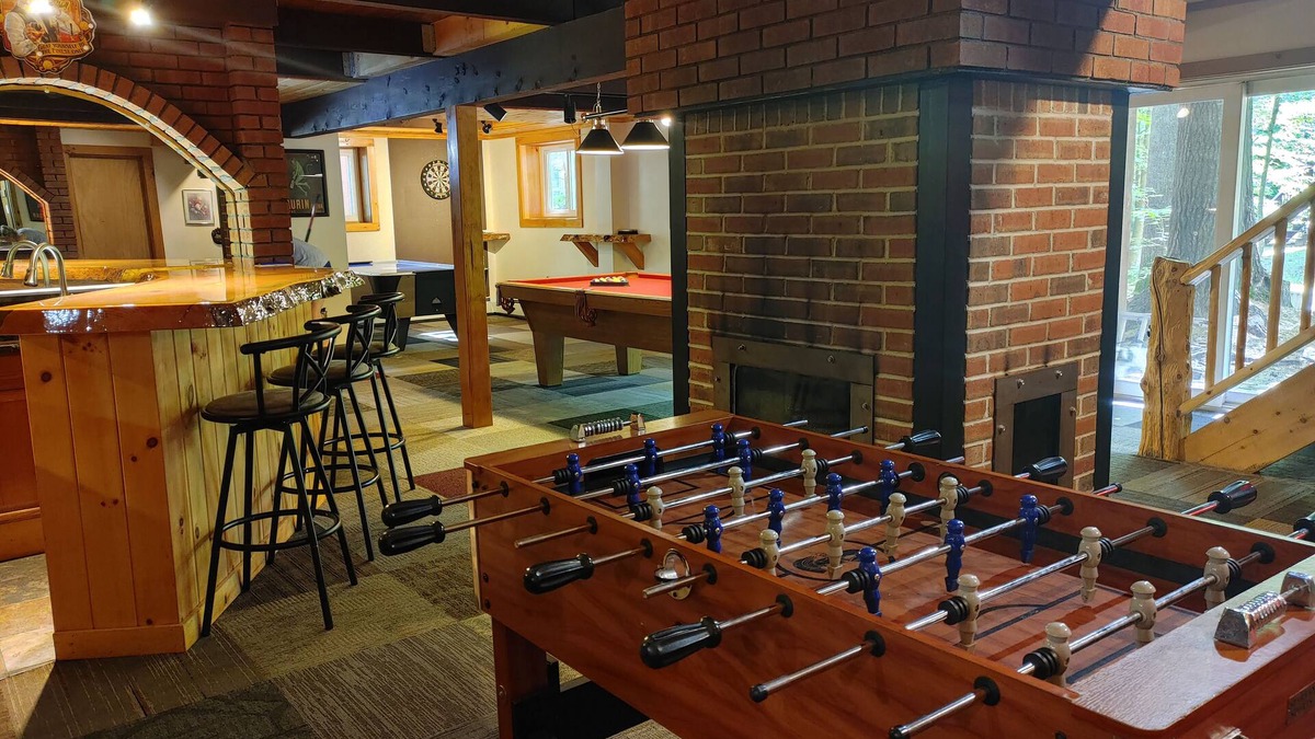 North Conway House | Pine Brook Lodge: pool table, AC, sauna, fireplaces, internet, bar, walk to town