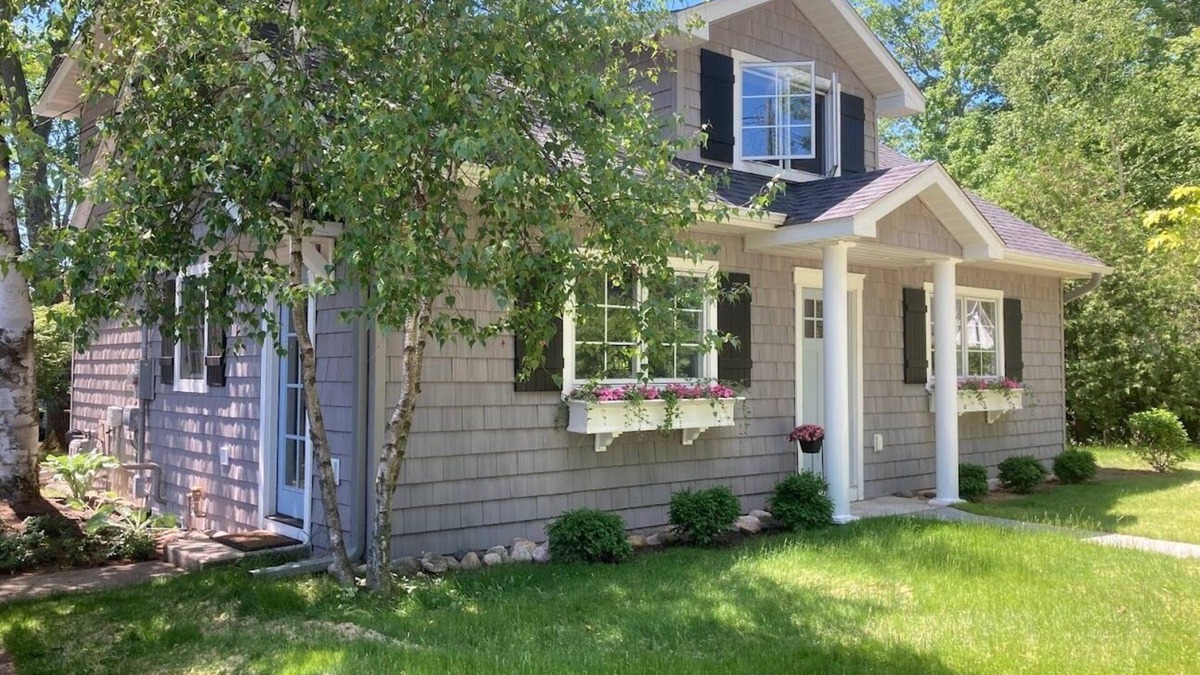 Harbor Springs Cottage | Pine Corner Cottage - recently renovated in heart of Harbor Springs