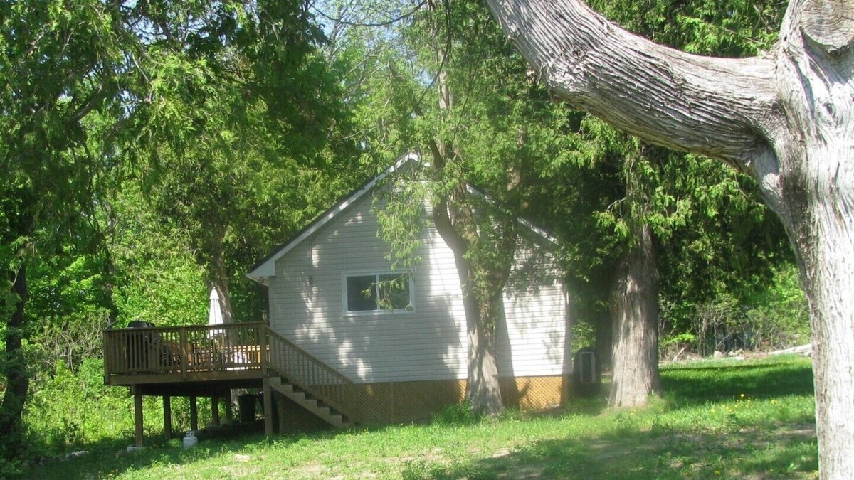 Isaacs Glen Cottage | Pine Cottage at Shiloh Cottages - Fenelon Falls