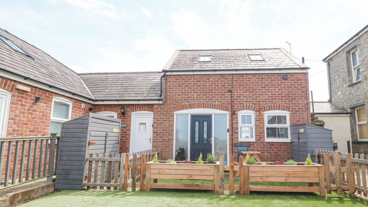 Dinas Dinlle House | PINE COTTAGE, pet friendly, country holiday cottage in Dinas Dinlle