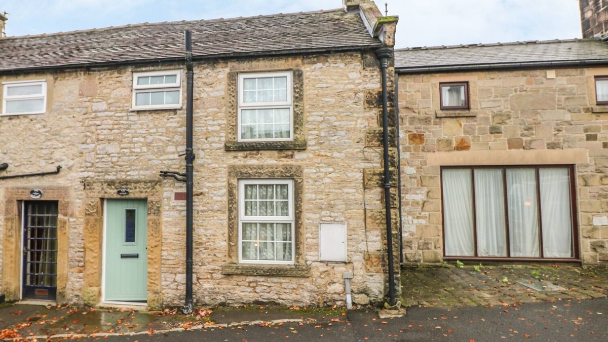 Youlgreave Cottage | PINE COTTAGE, pet friendly, with a garden in Youlgreave