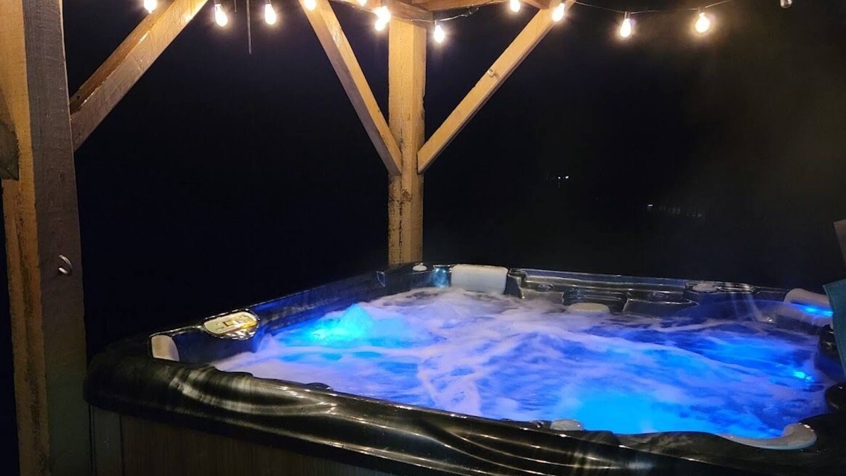 Blowing Rock Cabin | Pine Creek Cabin - Quaint cabin in the heart of Blowing Rock with a hot tub! Ample privacy!