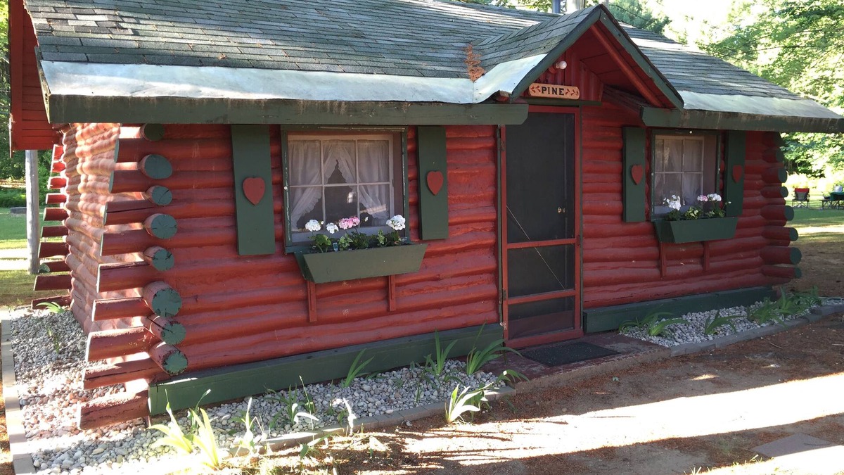 Grawn Cabin | Pine · Ellis Lake Resort - Pine Log Cabin-Interlochen/Traverse City