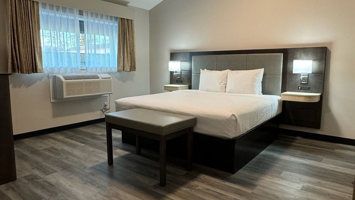 Port Huron Apartment | Pine Grove Executive SuitesnNewly Renovated Extended Stay Port Huron