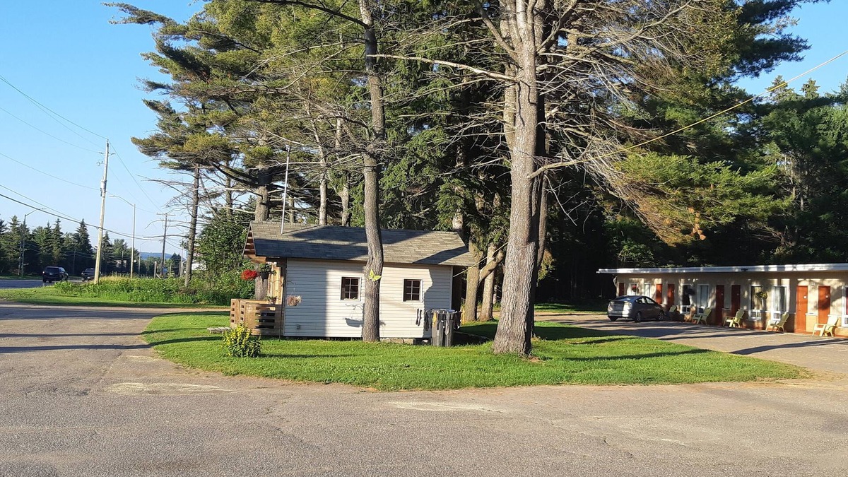Algoma District Hotel | Pine Grove Motel