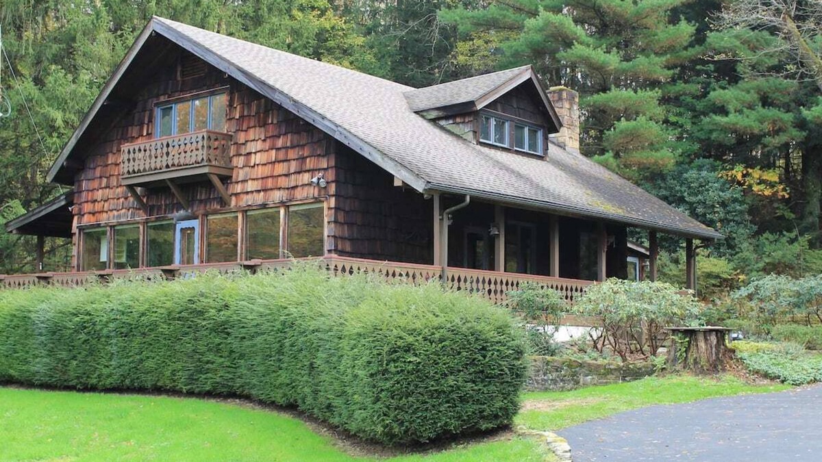 Normalville Ski Chalet | Pine Grove Retreat- True Mtn. Chalet near 7 Springs, Falling Water, & Ohiopyle