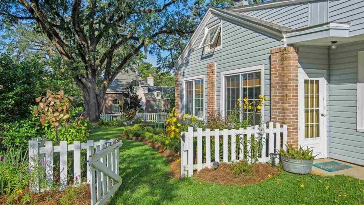 Old Town House | Pine Hill Gardens in perfect Midtown Location