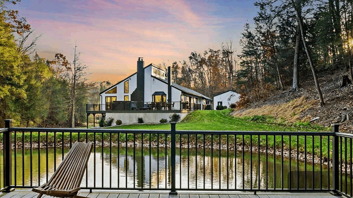 Duncannon Cabin | Pine Hollow Lodge. Secluded-Hot tub-Game Room. 16+