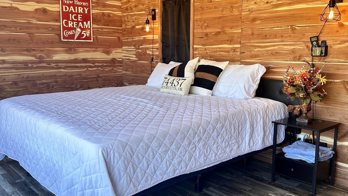 Henryetta Cabin | Pine Hollow w/Lemurs & zebras, Private Hot Tub