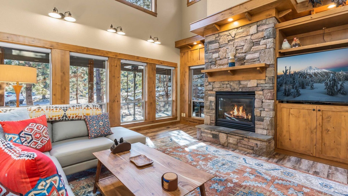 RiverWild House | Pine House Retreat ~ Brand New Furniture ~ Sleeps 8 ~ AC ~ Close To Trails!