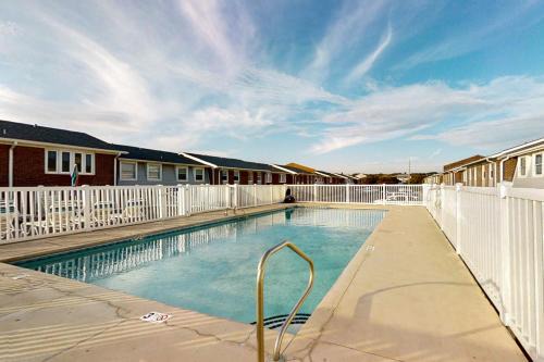 Pine Knoll Shores Apartment | Pine Knoll Townes #2