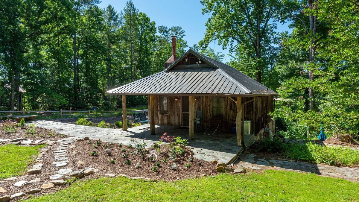 Morganton Cabin | Pine Knot Cabin | Pet-Friendly & 3 min. to Lake James!