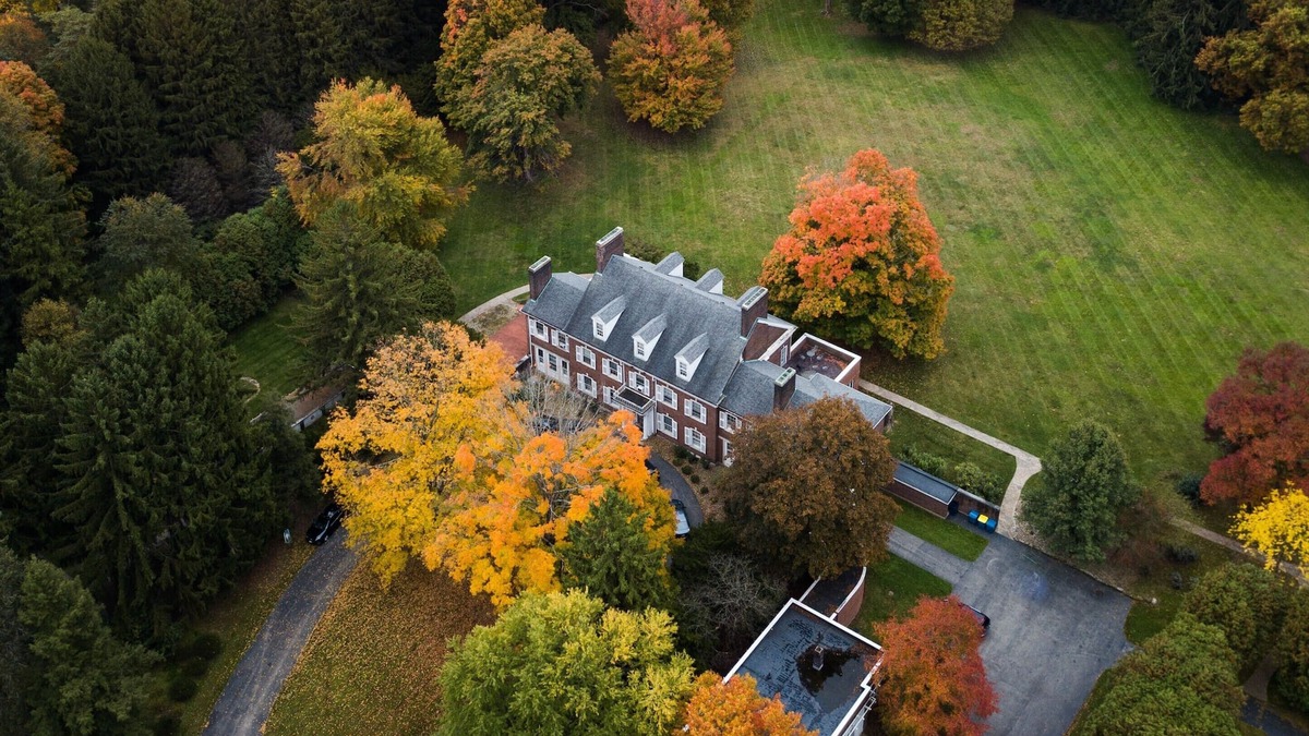 Youngstown House | Pine Lakes Club Mansion. 12,000 Sq Ft Sleeps 20, 10 Bathrooms
