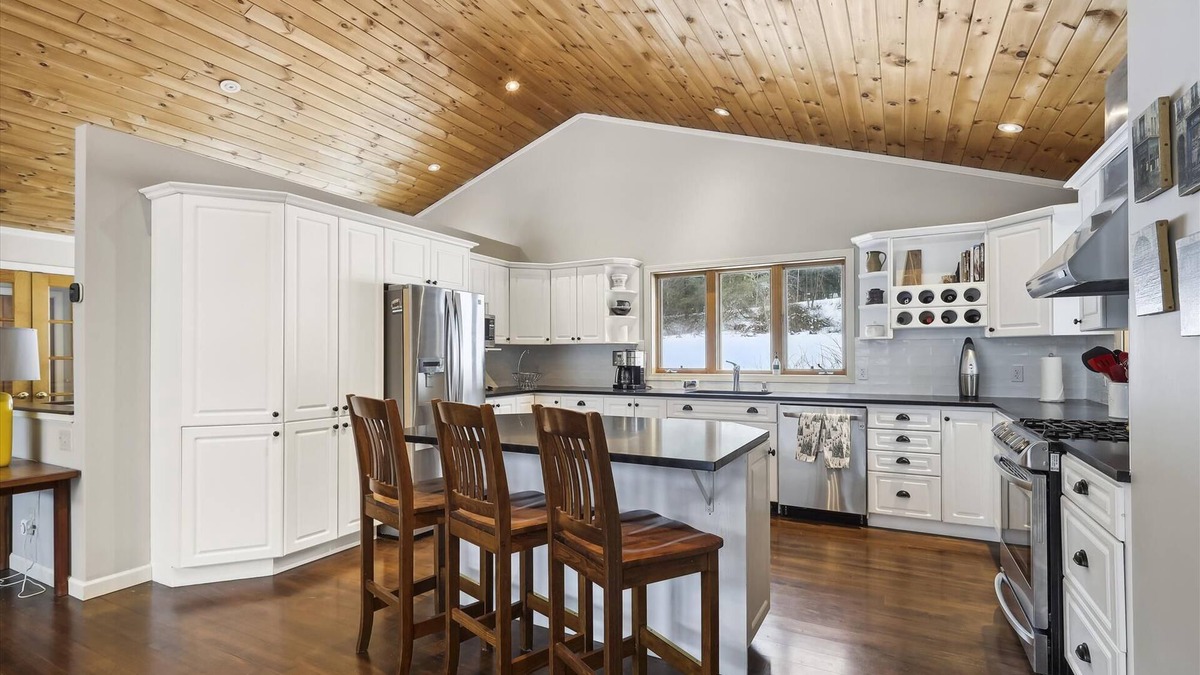 Stowe Hollow House | Pine Lodge: 4 br, fireplace, a/c, pool table, pond and deck!