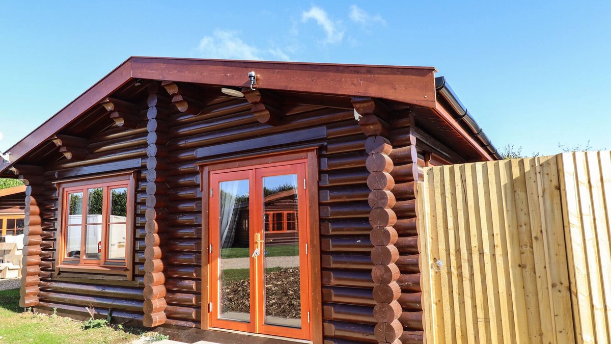 Castle Bytham Cottage | PINE LODGE, family friendly, with pool in Greetham, Rutland