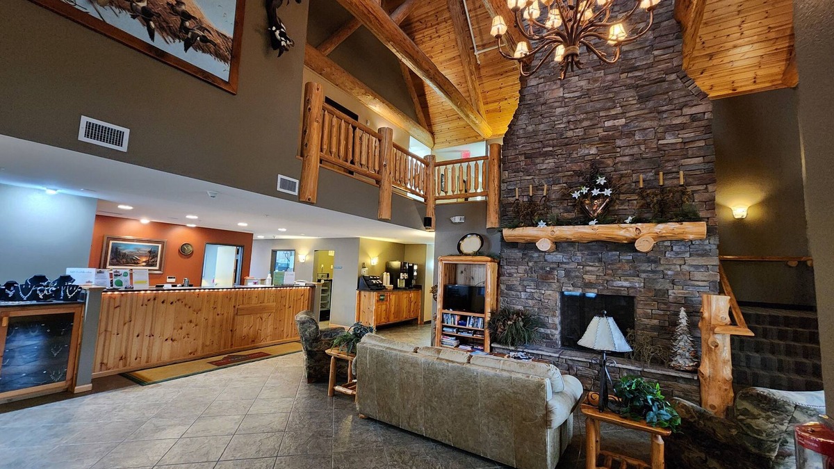 Crosslake Hotel | Pine Peaks Lodge & Suites