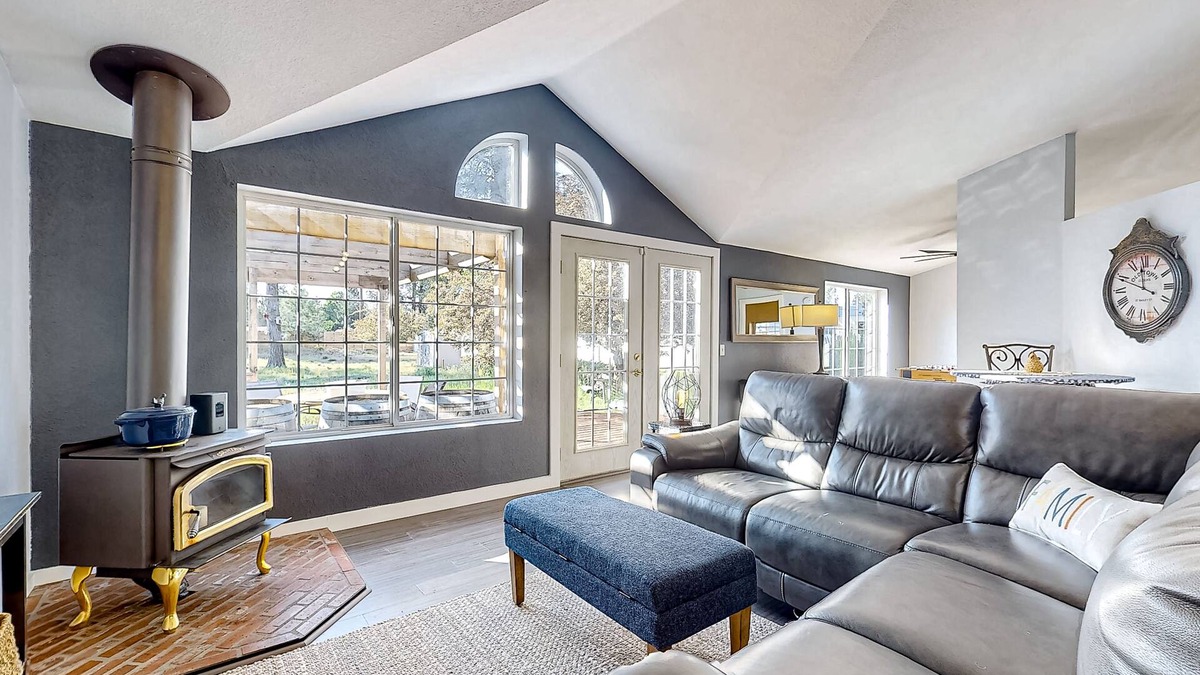 Deschutes River Woods House | Pine-Perfected Paradise: Your Family's Relaxing Escape at the Bird House