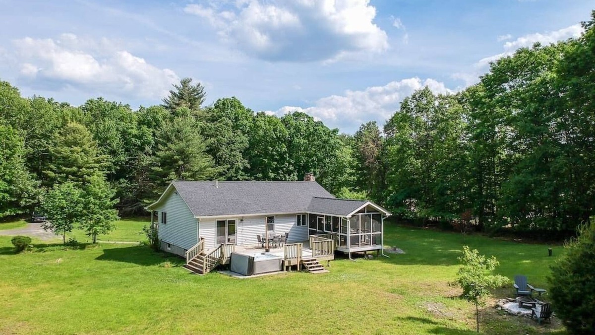 Kerhonkson Cabin | Pine Place - Sunny Escape by Minnewaska w. Hot Tub