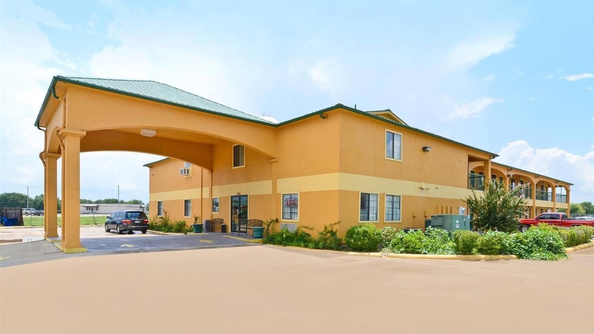 Smithville Hotel | Pine Point Inn & Suites