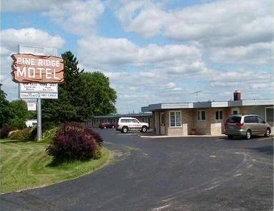 Dodgeville Hotel | Pine Ridge Motel