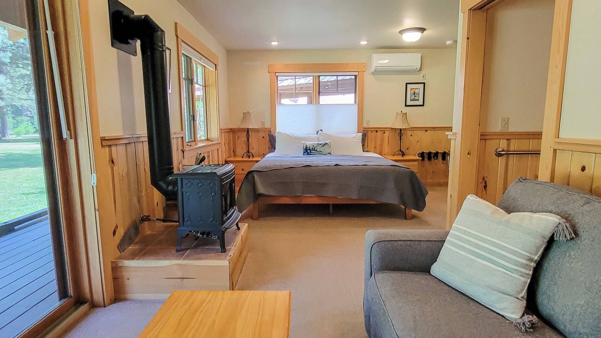 Mazama House | Pine Room 16 - garden room at The Inn At Mazama