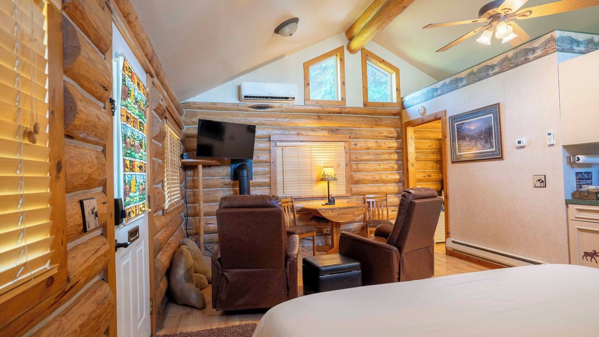 Enterprise House | Pine Tree Cabin - Pet Friendly! Home away from home!