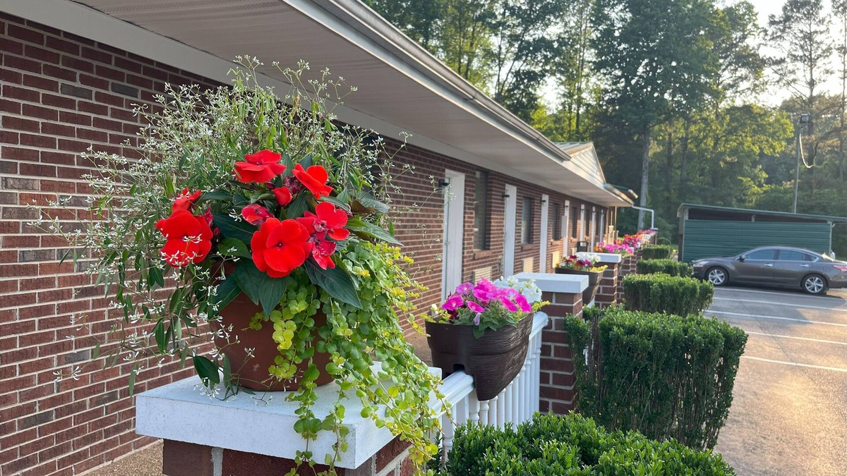 Parsons Hotel | Pine Tree Inn