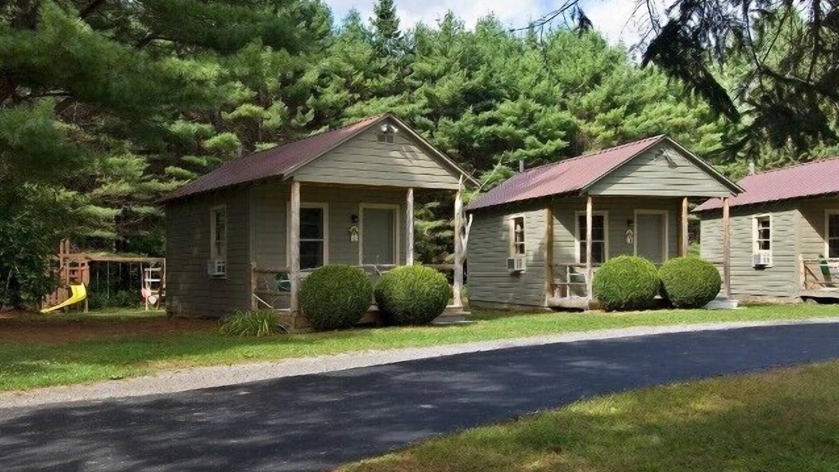 Chestertown Hotel | Pine Tree Motel & Cabins