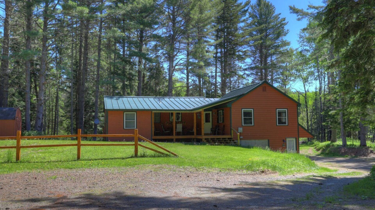 Oquossoc House | Pine Valley - Great newly renovated cabin - close to the village of Oquossoc