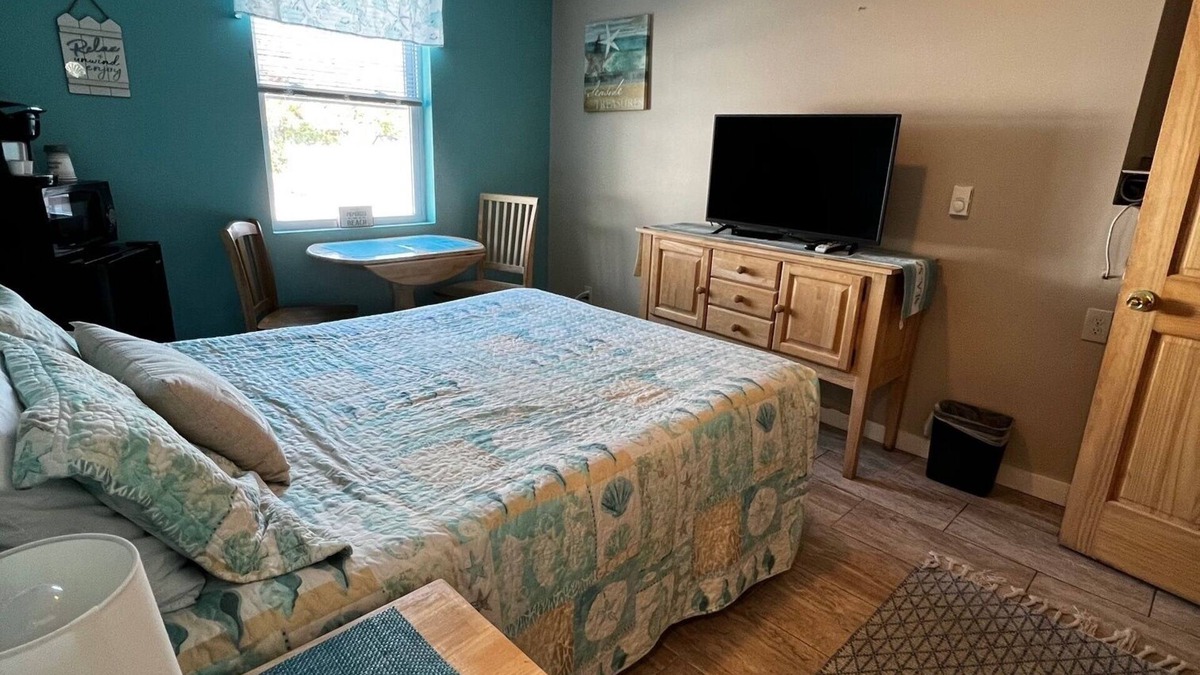 Old Orchard Beach Hotel | Pine View Lodge Old Orchard Beach - Ground-level Queen bed Unitnn