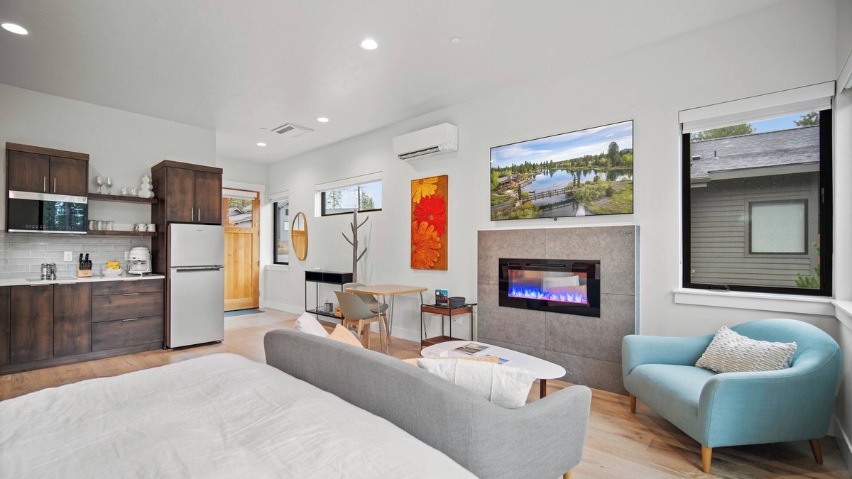 Sunriver Cabin | Pine View Studio with Fireplace & Terrace Retreat