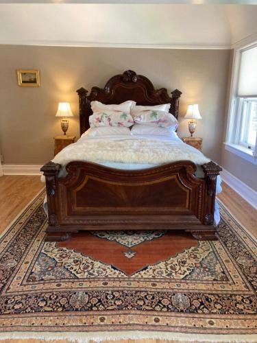 Cheesman Park Apartment | Pineapple House, Romantic 3 Bed 2 Bath Apt, Sleeps 6! Private Balcony! City Center! FREE Parking!
