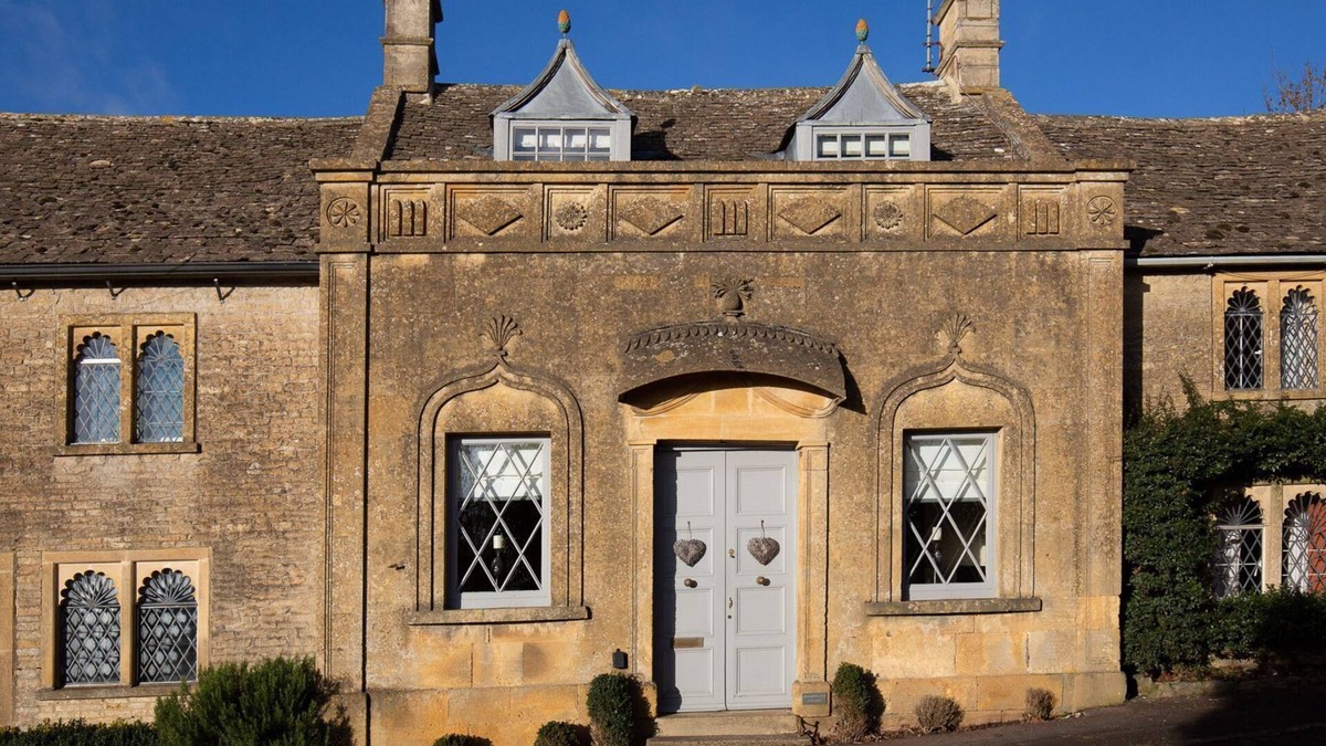 Longborough Cottage | Pineapple Spa Cottage, Lower Swell - sleeps 4 guests in 2 bedrooms