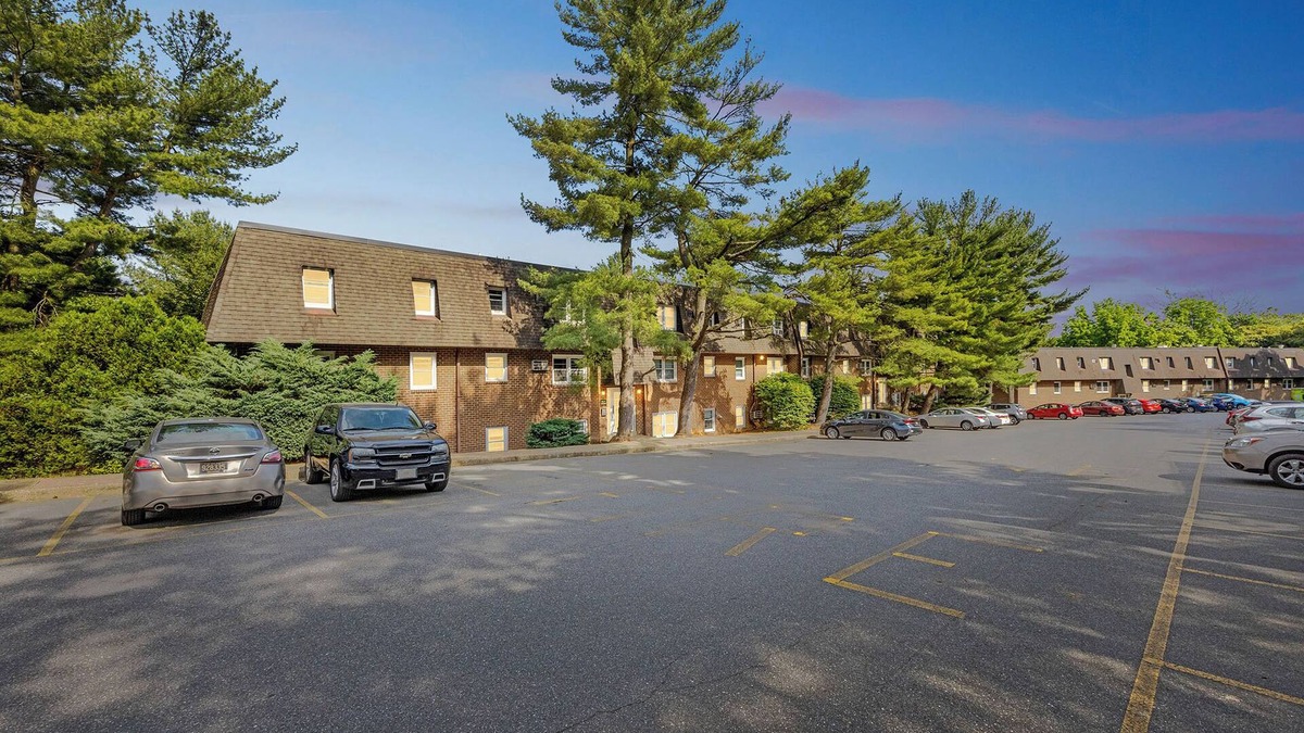 Newark Apartment | PineBrook 1406 I 2br Garden Style Apartment !
